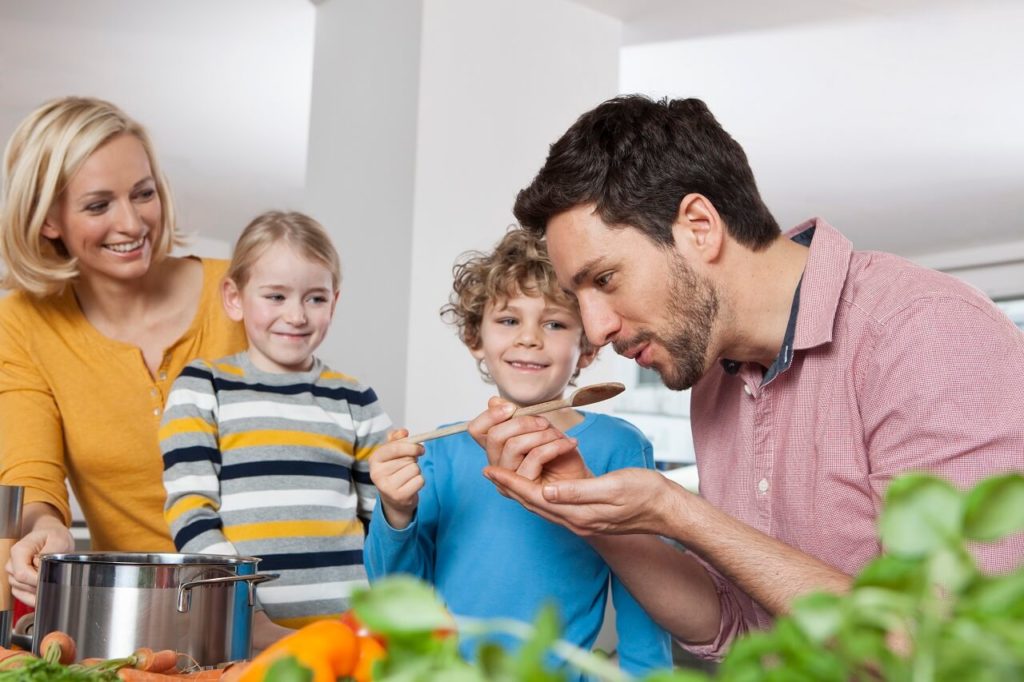 Beneficios de cocinar en familia