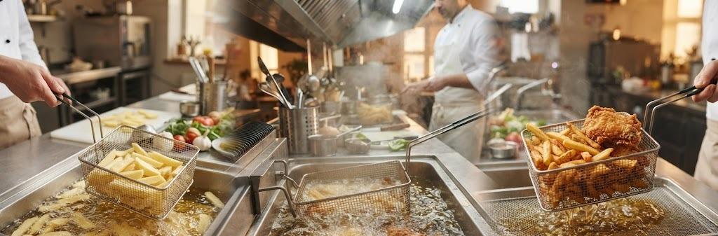 Fritura: qué cambia en los alimentos y cuáles son buenas prácticas: Fotografía de personas friendo alimentos.